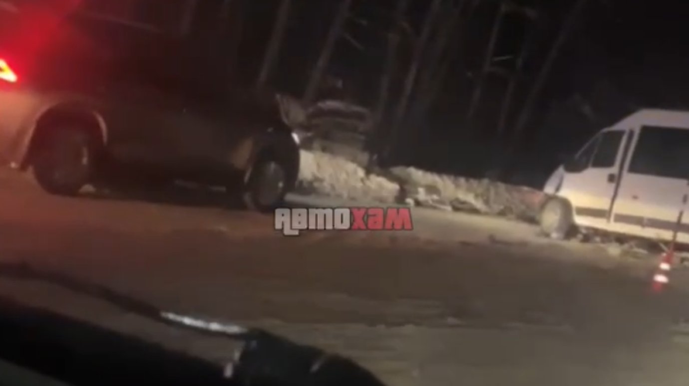 У поселка Лесного столкнулись маршрутка и кроссовер