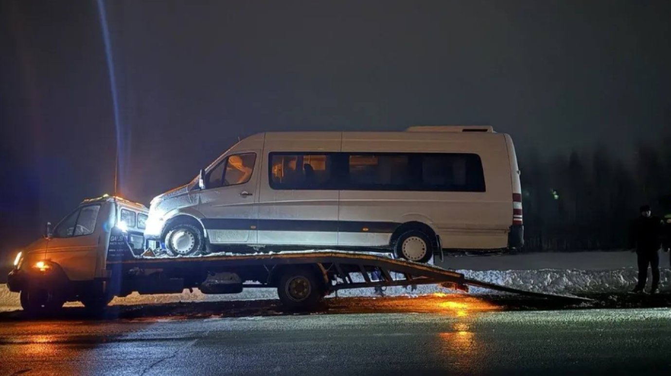 Инспекторы ГАИ помогли людям из заглохшего микроавтобуса