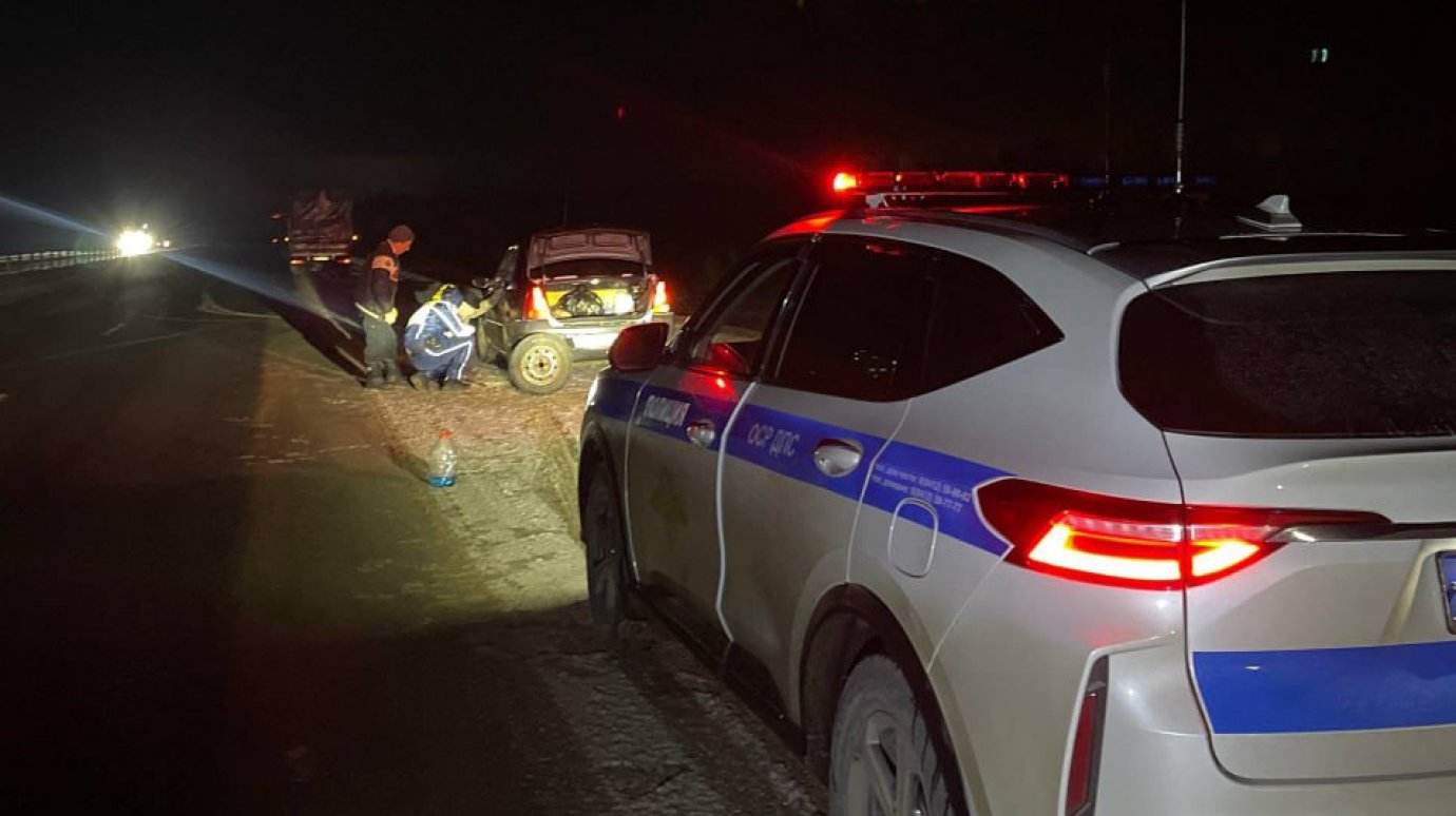 Сотрудники ГАИ уделяют особое внимание машинам на обочине