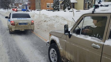 Сотрудники ГАИ уделяют особое внимание машинам на обочине