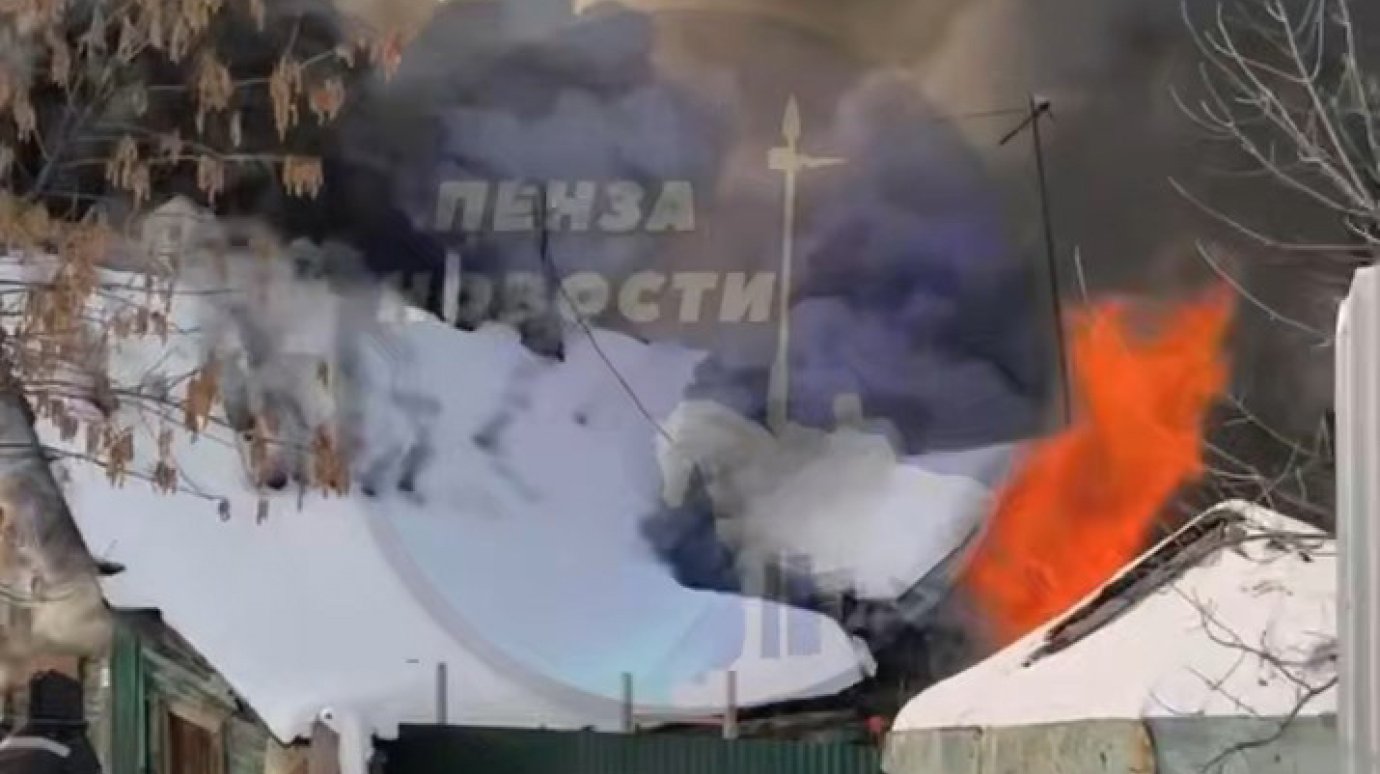 В Пензе в районе автовокзала загорелся нежилой дом