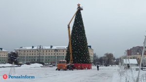 На площади Ленина начали разбирать главную новогоднюю елку