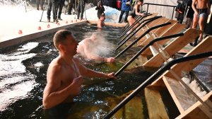 Глава Пензы искупался в проруби на Крещение