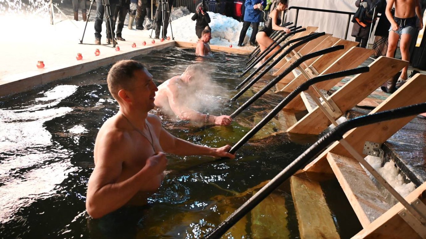 Глава Пензы искупался в проруби на Крещение