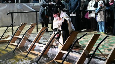 Глава Пензы искупался в проруби на Крещение