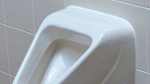 В российской школе ученики заметили установленную в туалете камеру