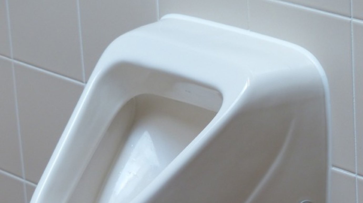 В российской школе ученики заметили установленную в туалете камеру