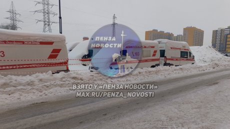 В Пензе объяснили, почему множество машин скорой стоят у «Коллажа»