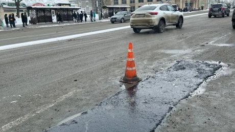 В Пензе заделывают ямы на дорогах, используя литой асфальт