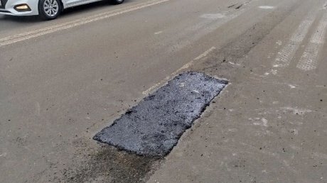 В Пензе заделывают ямы на дорогах, используя литой асфальт