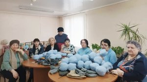 «Серебряные волонтеры» сшили мягкие подушки для бойцов