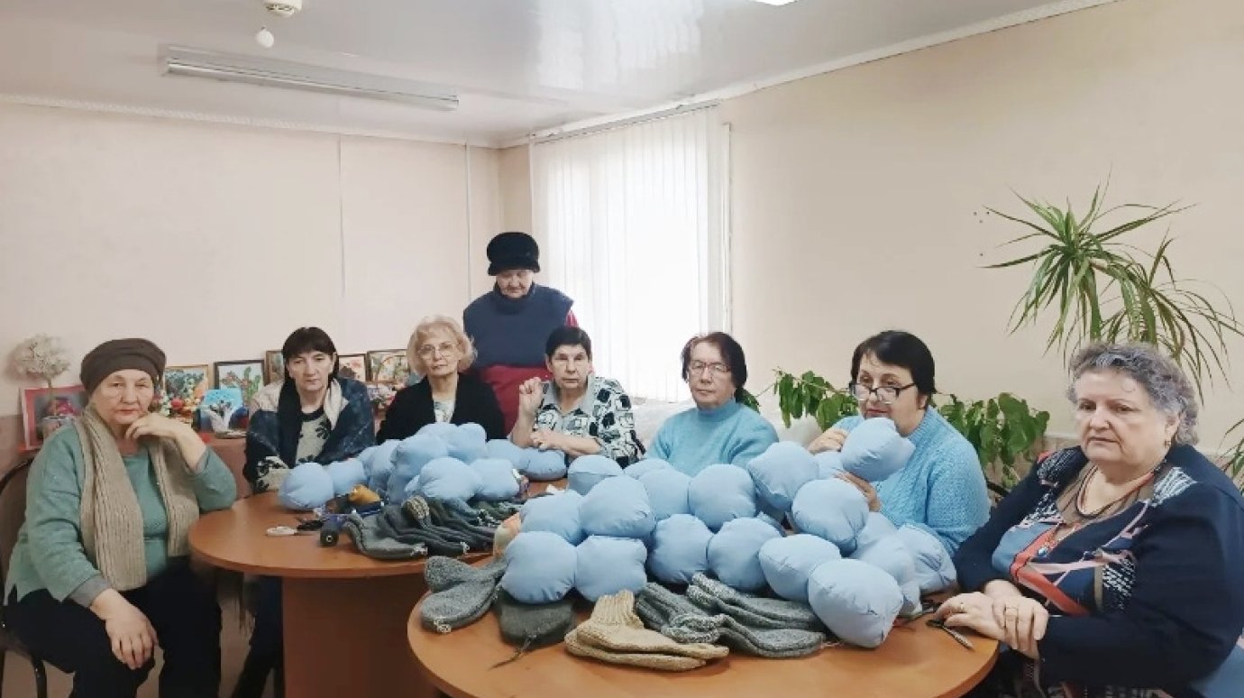 «Серебряные волонтеры» сшили мягкие подушки для бойцов