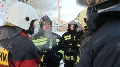 В Пензе продолжают тушить пожар на нефтебазе