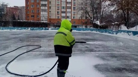 В Пензе начали повторно заливать хоккейные площадки