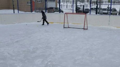 В Пензе начали повторно заливать хоккейные площадки
