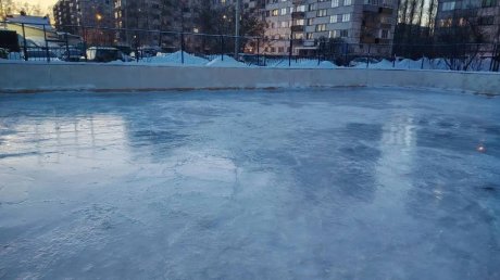 В Пензе начали повторно заливать хоккейные площадки