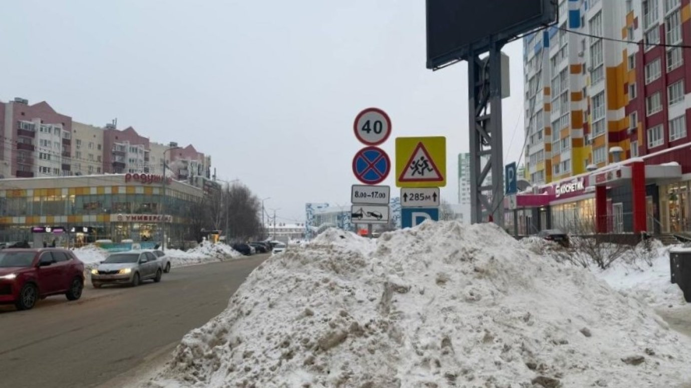 В Засечном снежный вал перекрыл дорожный знак