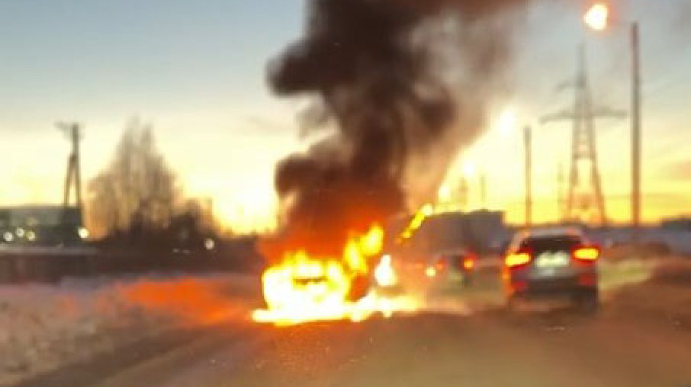 На улице Строителей в Пензе сгорел легковой автомобиль