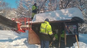 В Пензе крыши остановочных павильонов очистили от снега