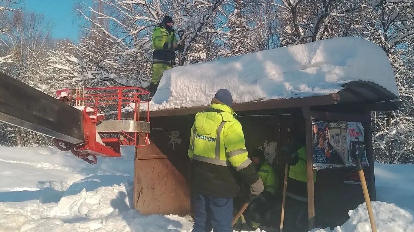 В Пензе крыши остановочных павильонов очистили от снега