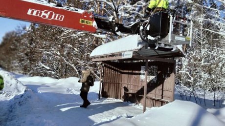 В Пензе крыши остановочных павильонов очистили от снега