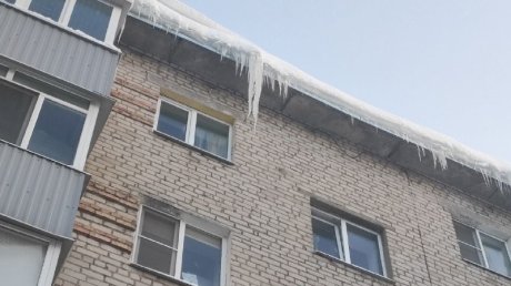 На ул. Карпинского наледи на крышах ставят прохожих под удар
