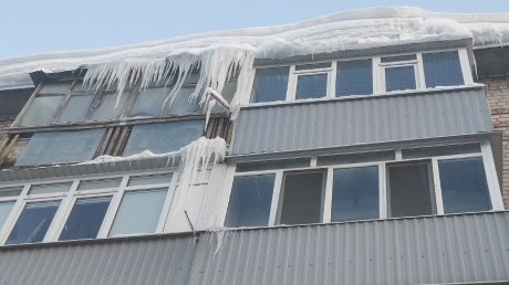На ул. Карпинского наледи на крышах ставят прохожих под удар