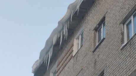 На ул. Карпинского наледи на крышах ставят прохожих под удар