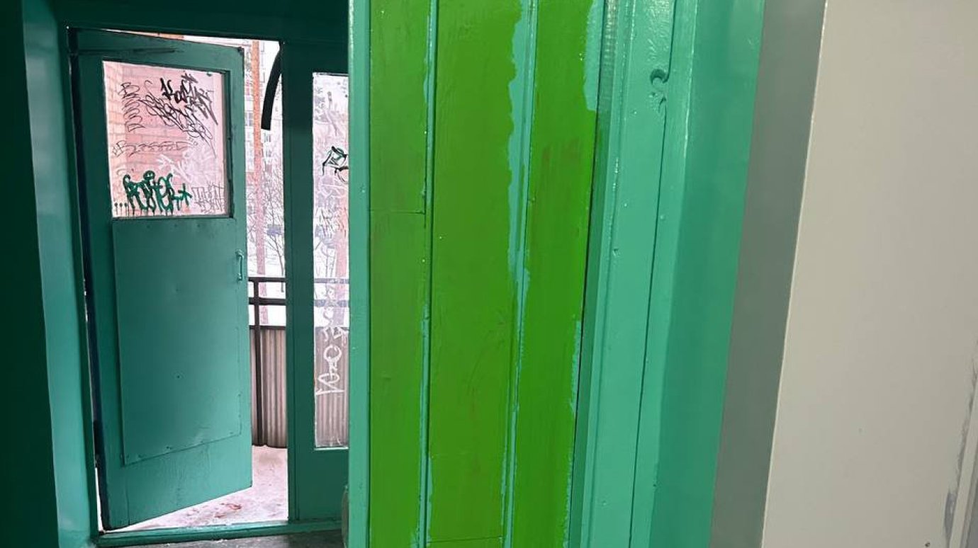 В Заречном подростков, испортивших подъезд дома, настигло возмездие