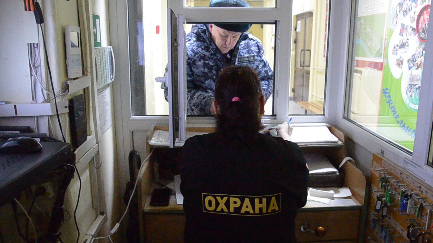 В Пензе росгвардейцы проверяют школьных охранников