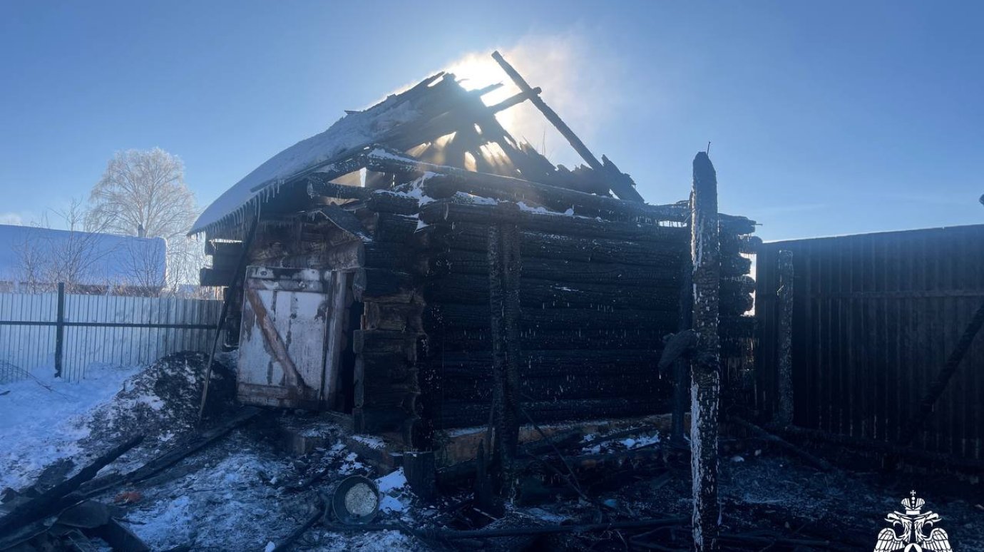 В селе Анненково сгорела постройка на улице Колхозной