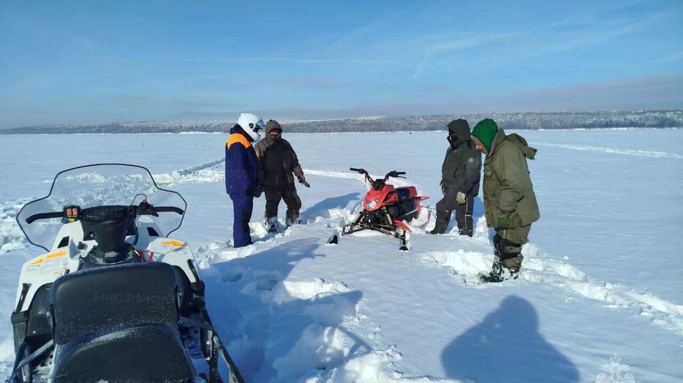 На Сурском водохранилище сотрудники МЧС пришли на помощь рыбакам