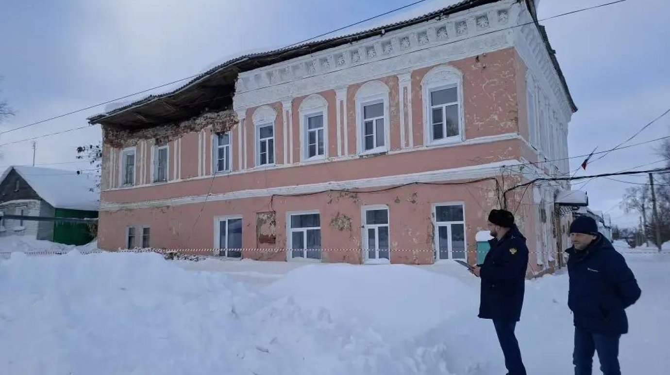 В Спасске обрушилась часть здания городской администрации