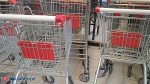 Три девушки пошли на хитрость, чтобы забрать тележку продуктов