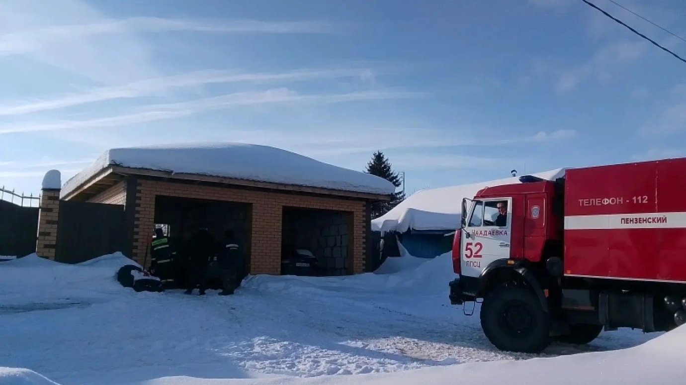 В Городищенском районе подожгли стоявший в гараже Jaguar