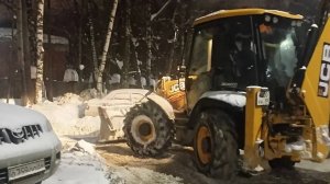 Нарушители помешали очистить тротуар на ул. Ладожской