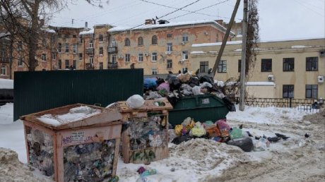 «Не вывозят вообще»: пензенцы жалуются на проблемы с мусором