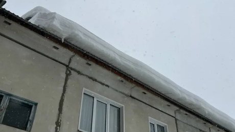 В Чаадаевке на машину с водителем рухнули наледь и снег с дома