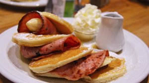 Названы два вида самых вредных начинок для блинов