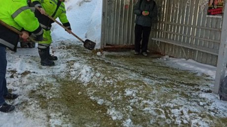 Город-каток: коммунальщики вышли на борьбу с гололедицей