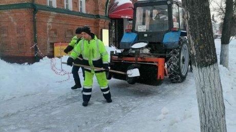 Город-каток: коммунальщики вышли на борьбу с гололедицей