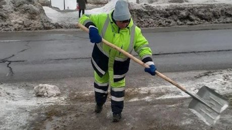 Город-каток: коммунальщики вышли на борьбу с гололедицей