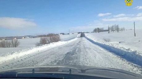 Сугробы выше 1 метра: дорогу в Неверкинском районе замело снегом