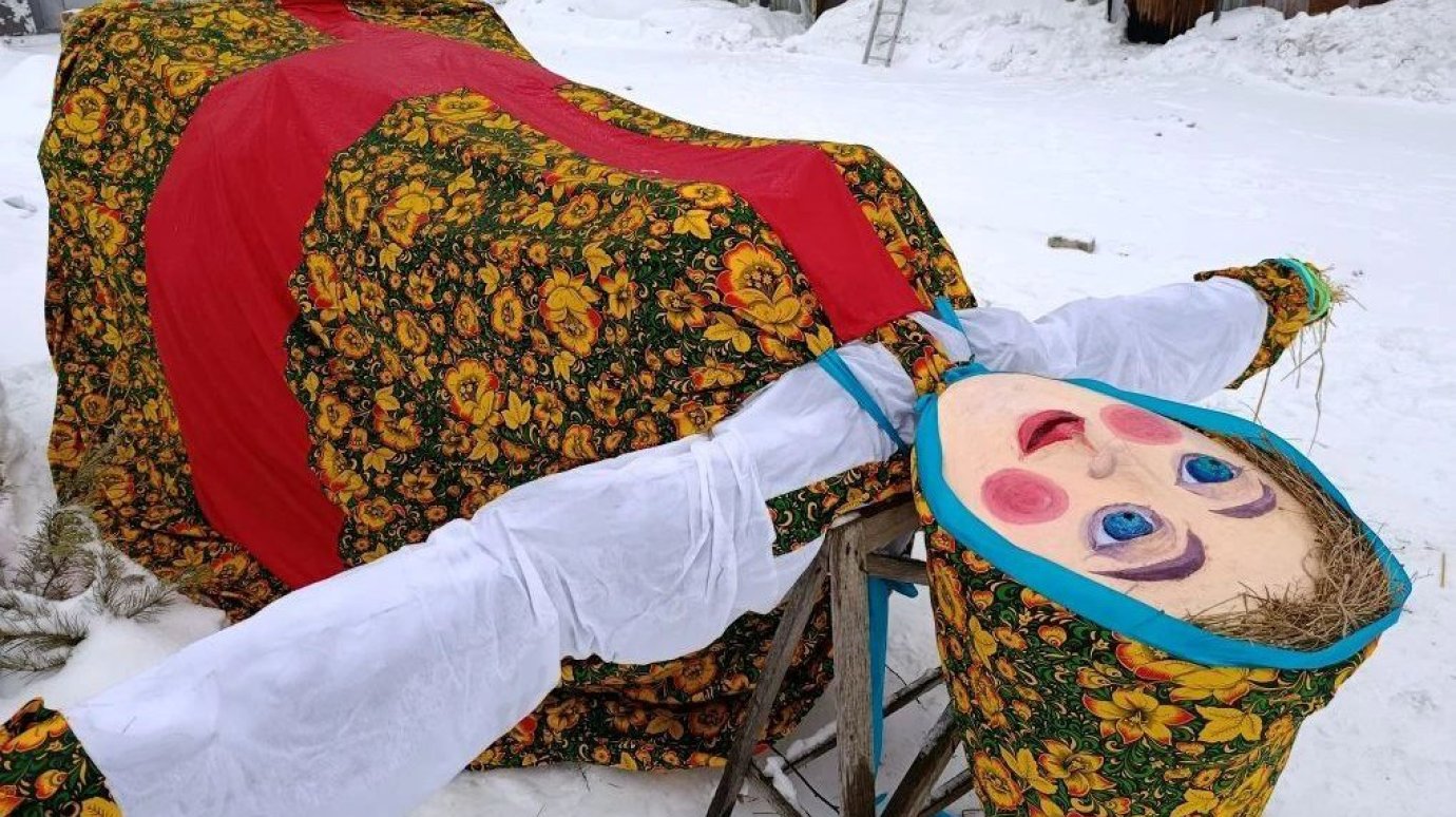 В парке Белинского показали «начинку» чучела Зимы