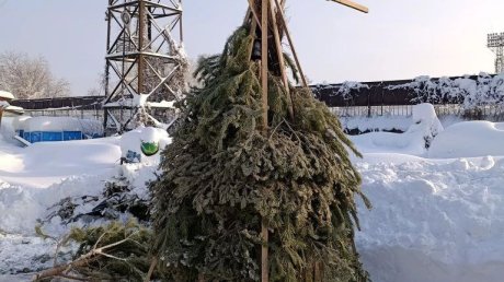 В парке Белинского показали «начинку» чучела Зимы