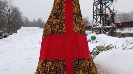 В парке Белинского показали «начинку» чучела Зимы