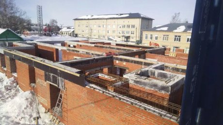 В поселке Земетчино возводят первый этаж нового корпуса больницы