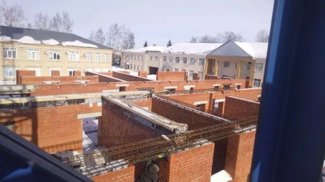 В поселке Земетчино возводят первый этаж нового корпуса больницы