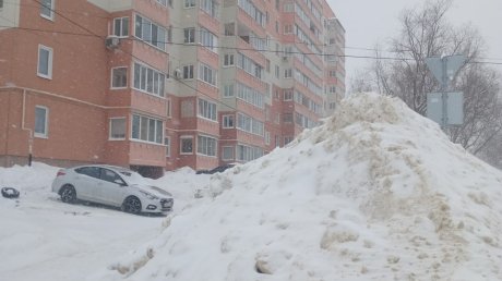 Пешеходный переход рядом со школой в Веселовке закрыла гора снега