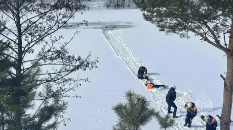 У понтонного моста в Засечном из полыньи спасли 78-летнего рыбака